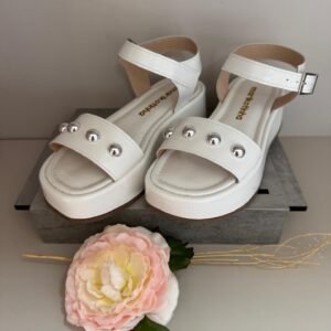 Sandália Plataforma Branca com Tachas